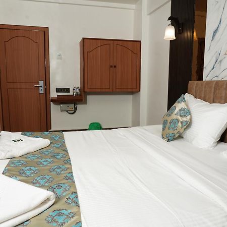Hotel Padma Krishna Пюн Екстериор снимка