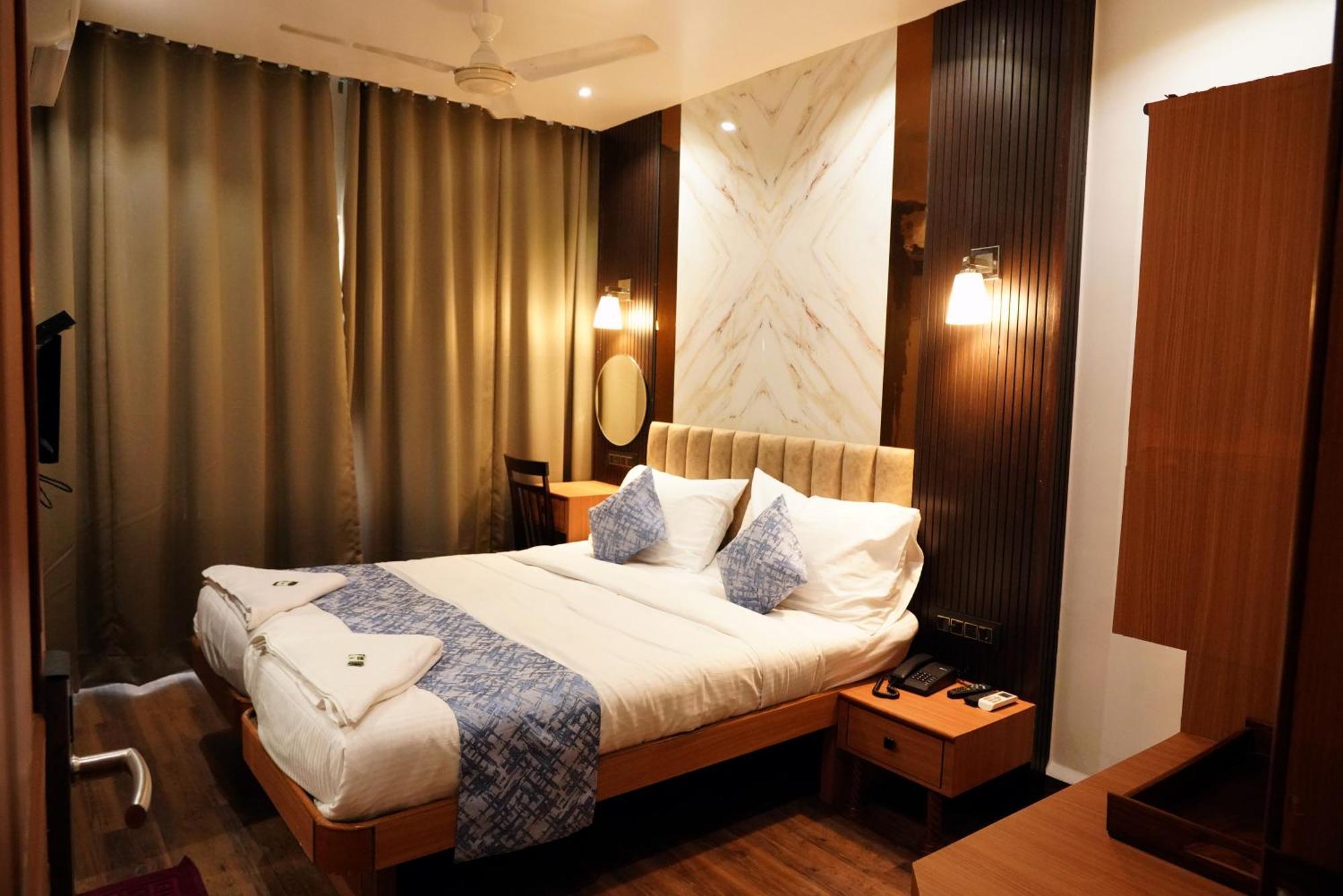 Hotel Padma Krishna Пюн Екстериор снимка