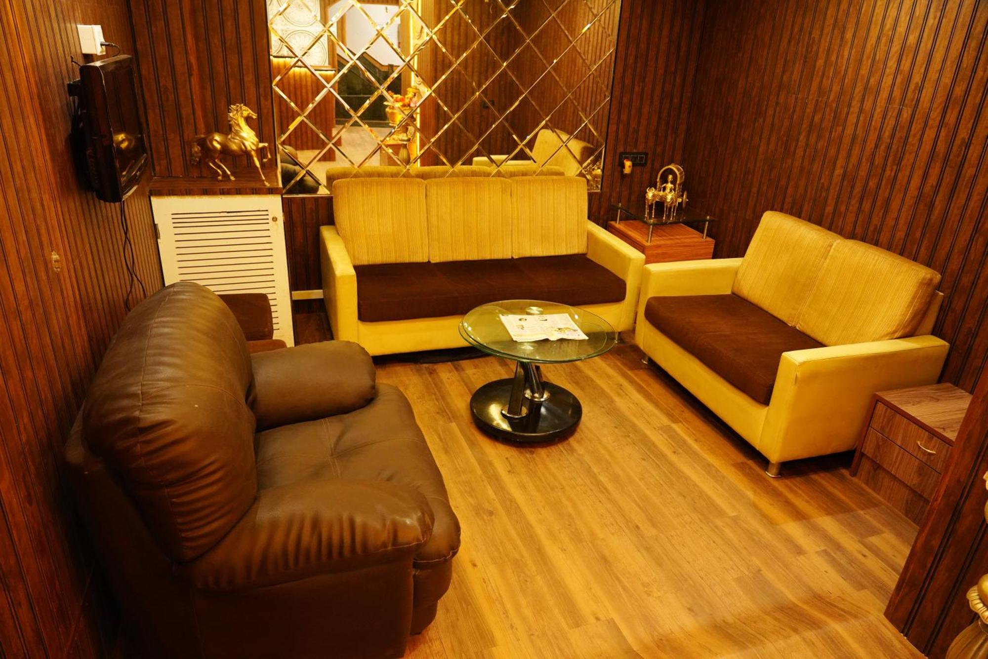 Hotel Padma Krishna Пюн Екстериор снимка