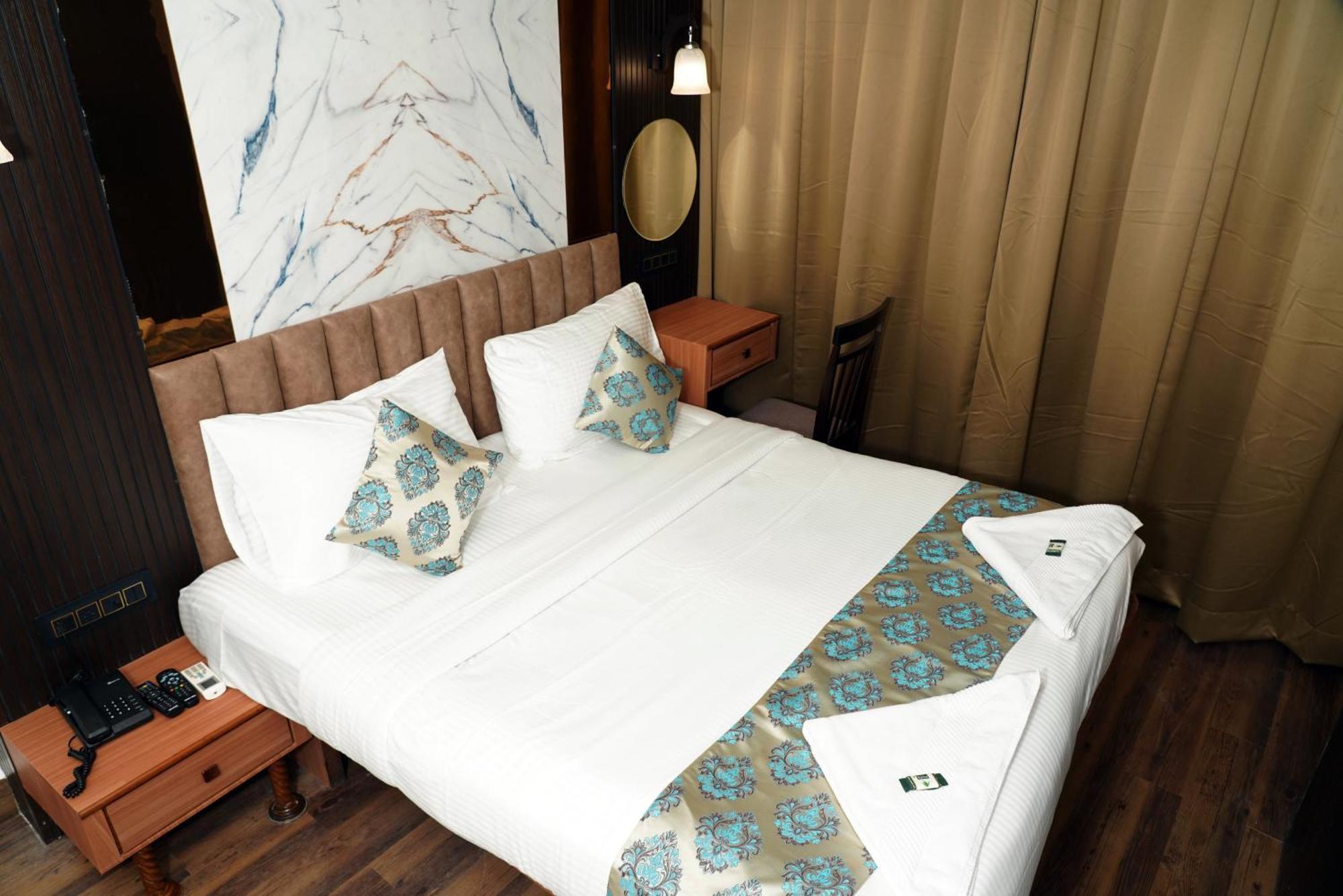 Hotel Padma Krishna Пюн Екстериор снимка