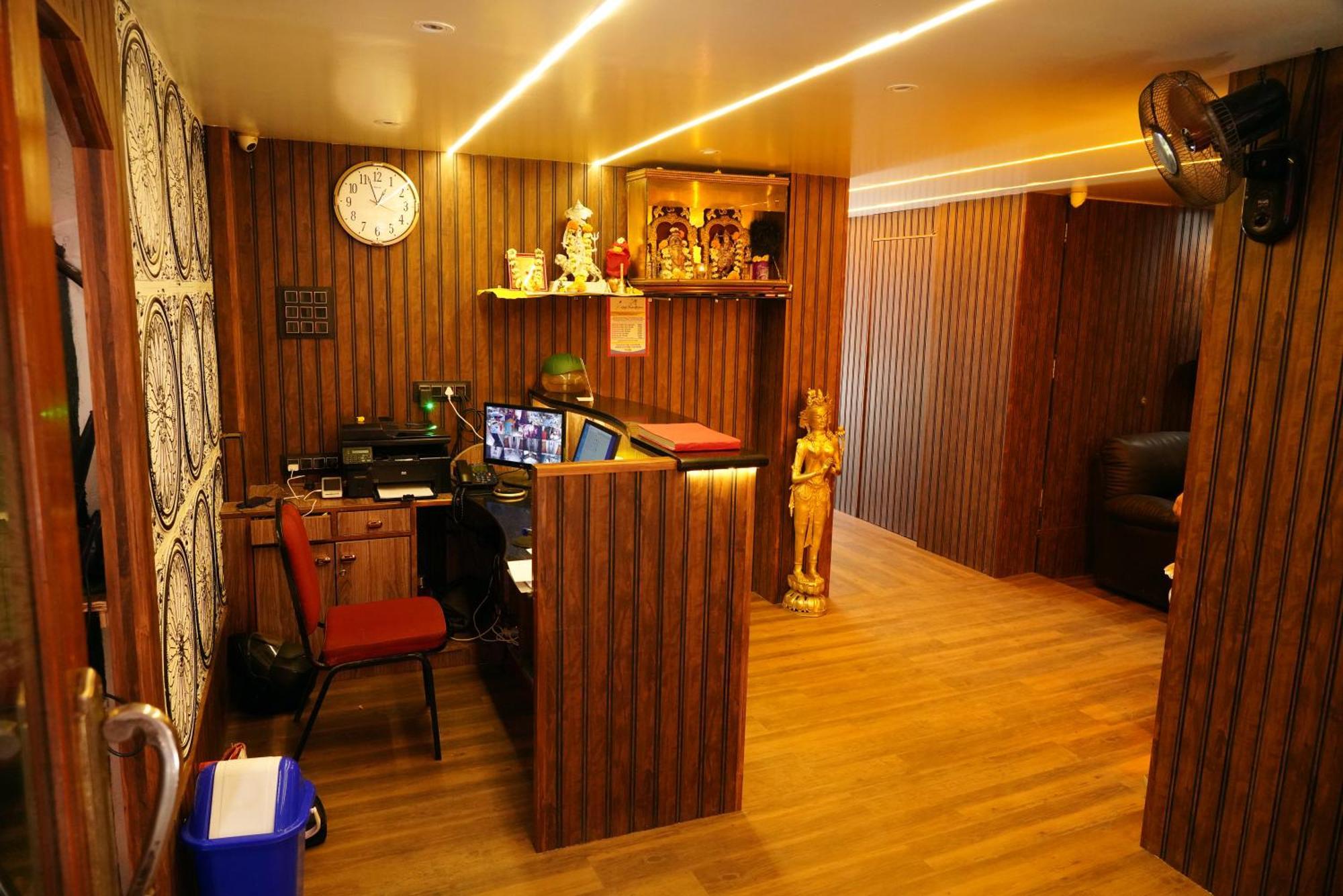 Hotel Padma Krishna Пюн Екстериор снимка