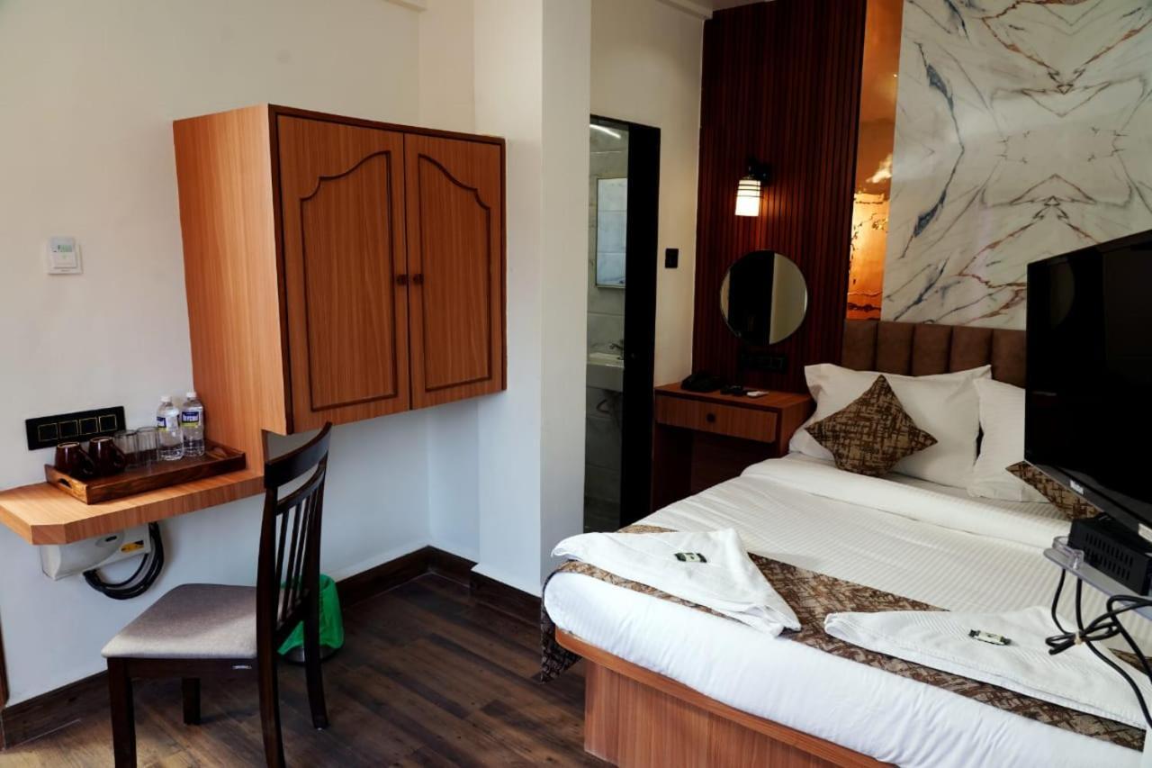 Hotel Padma Krishna Пюн Екстериор снимка