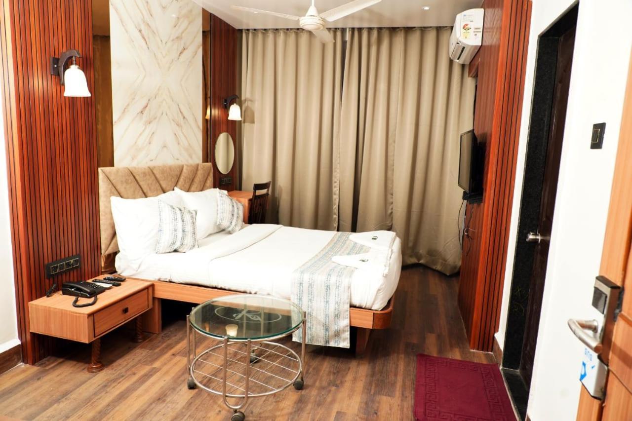 Hotel Padma Krishna Пюн Екстериор снимка