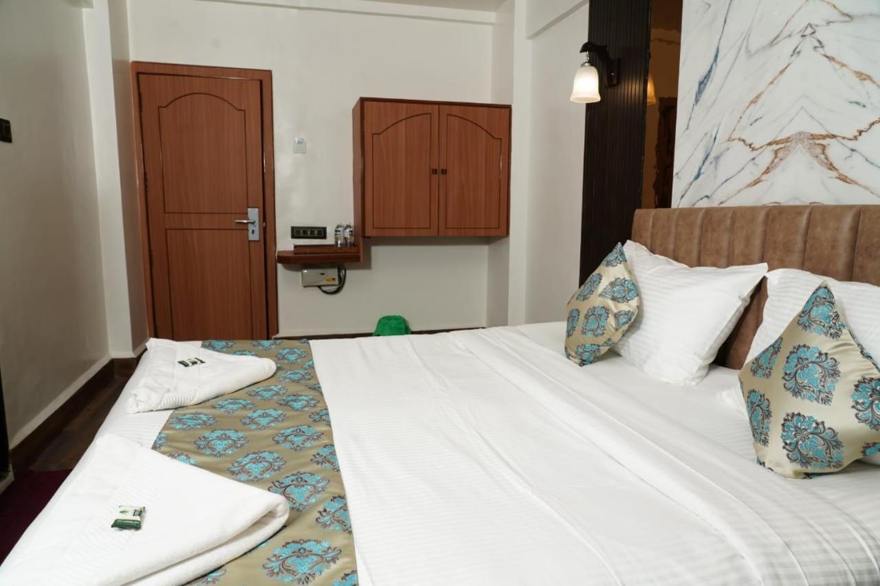 Hotel Padma Krishna Пюн Екстериор снимка
