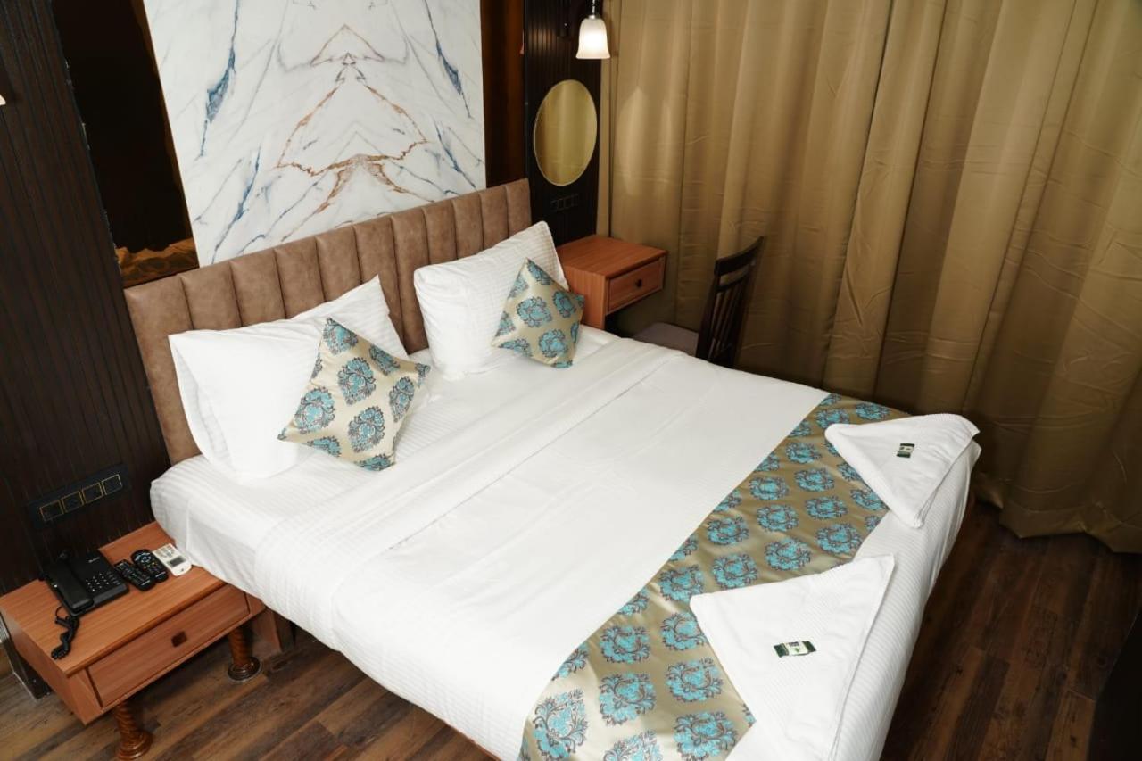 Hotel Padma Krishna Пюн Екстериор снимка