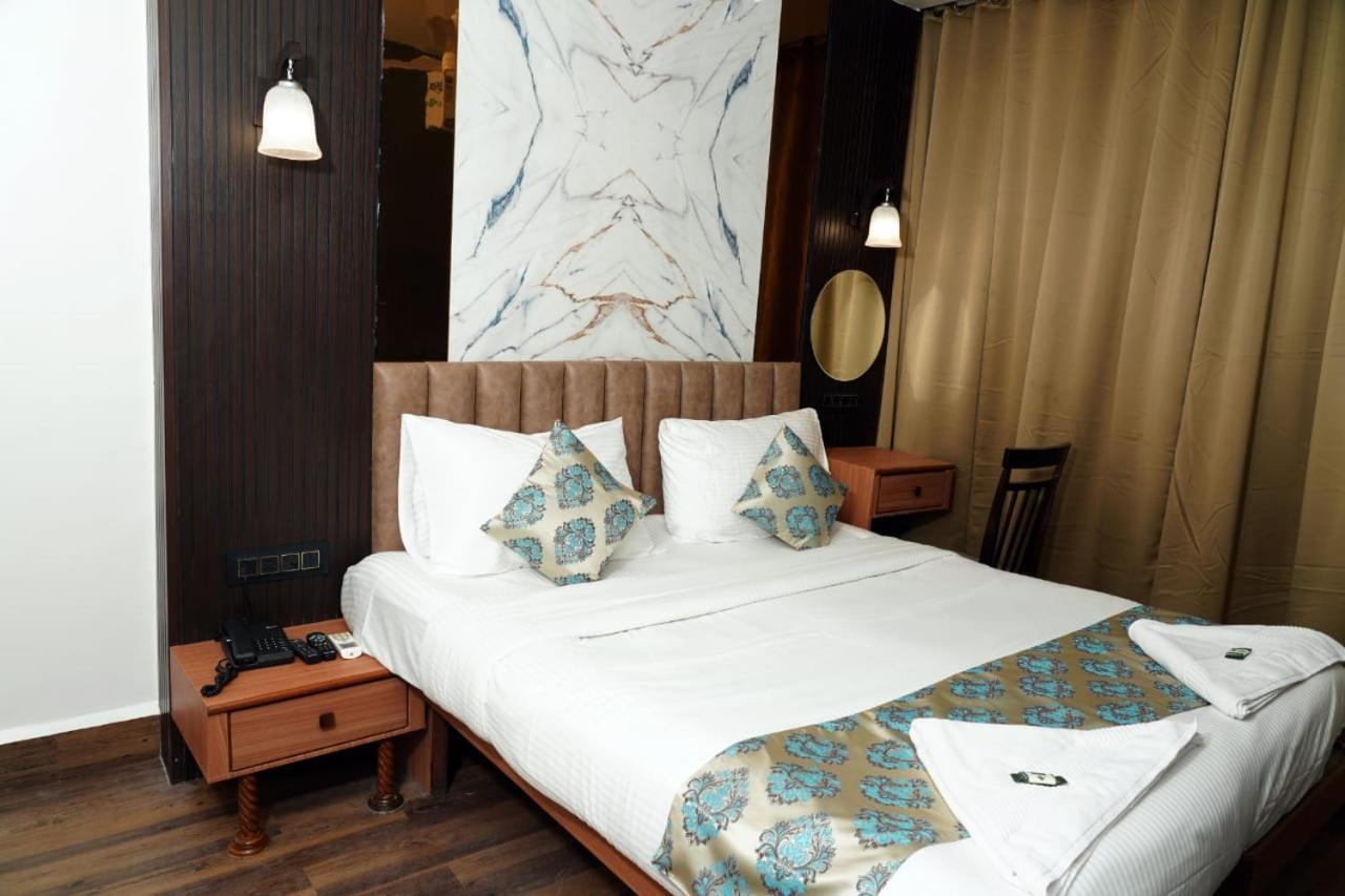 Hotel Padma Krishna Пюн Екстериор снимка