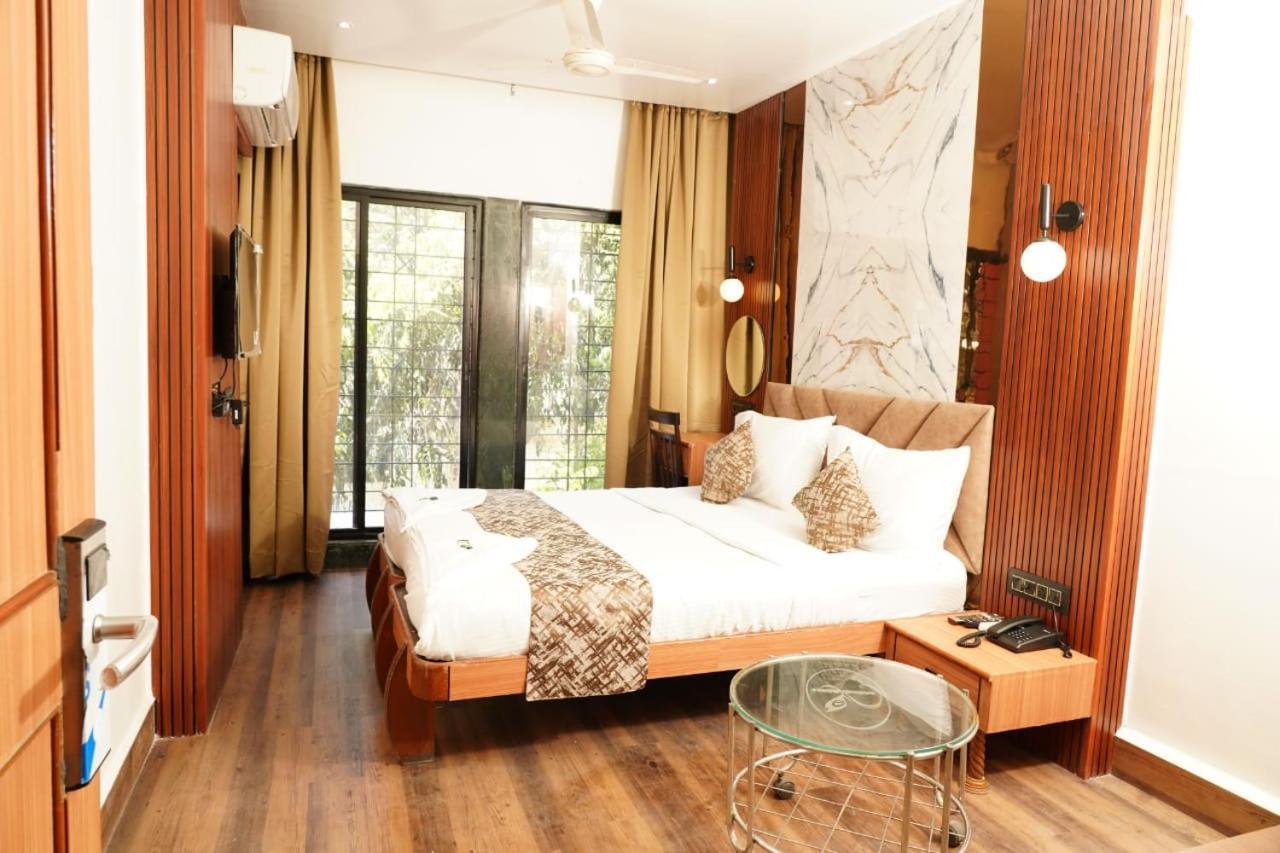 Hotel Padma Krishna Пюн Екстериор снимка