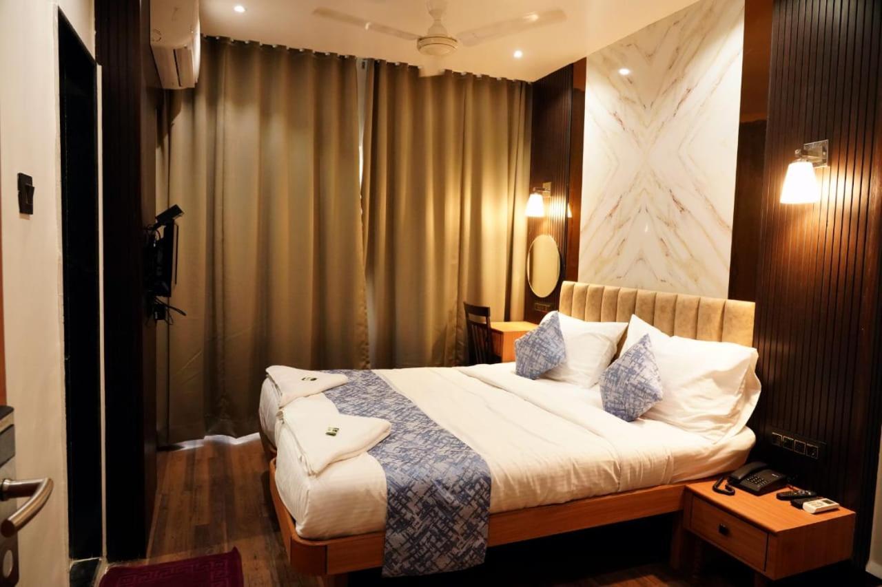 Hotel Padma Krishna Пюн Екстериор снимка