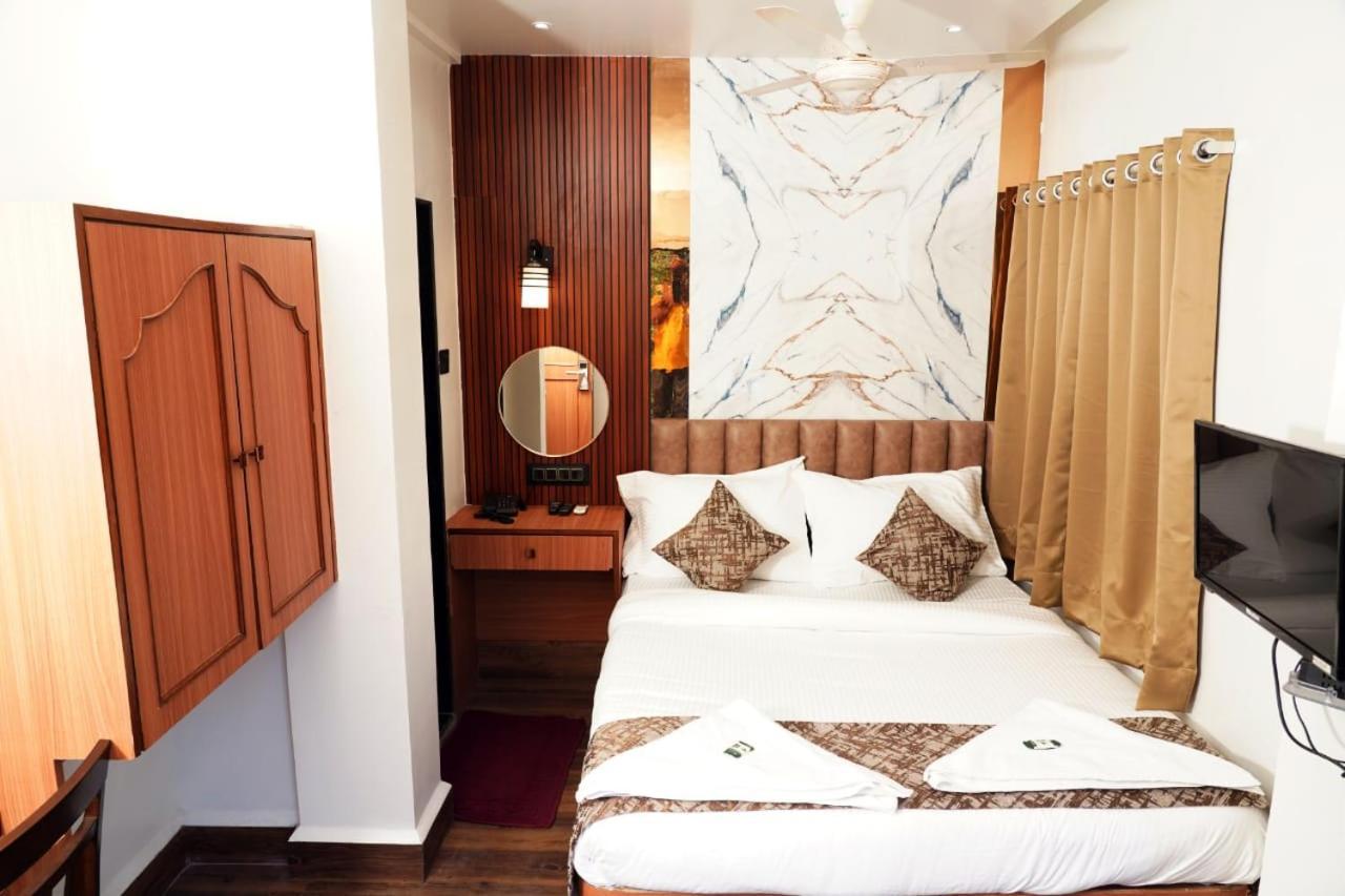 Hotel Padma Krishna Пюн Екстериор снимка